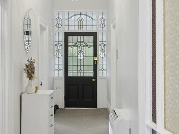 Immaculate living with harbour views