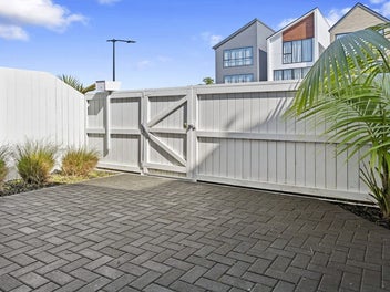 Freehold, Freestanding with Rare Double Parking