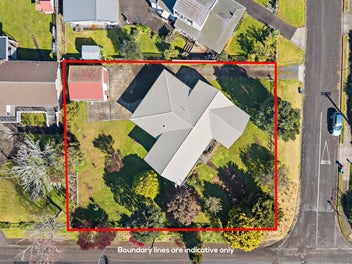 FROM THE 70'S, BUILT TO LAST ON 1295M2