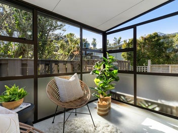 A Warm & Welcoming Waiake Beach Retreat