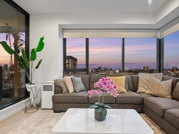 Skyline Sophistication – Location & Lifestyle