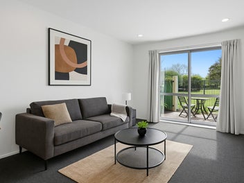 Ground floor gem with 2 car parks - nest or invest