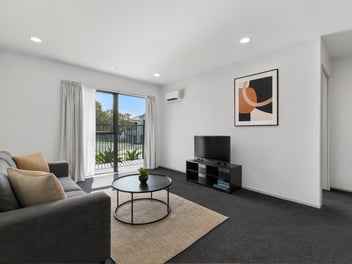 Ground floor gem with 2 car parks - nest or invest