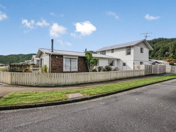 A Large Family Home Awaits You!