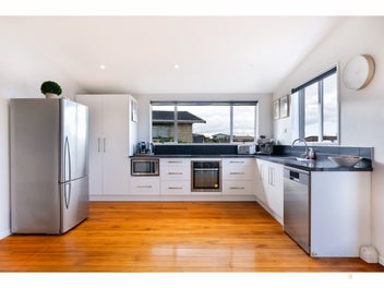Spacious and modern on Hopkins