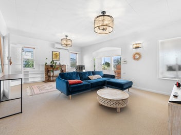 Fantastic Family Living – Walk to Macleans College