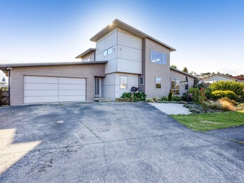 Spacious Family Home with a Stunning Mountain View