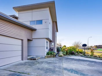Spacious Family Home with a Stunning Mountain View