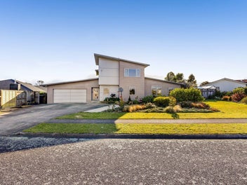 Spacious Family Home with a Stunning Mountain View