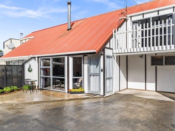 Stylish, Sunny & Seriously For Sale!