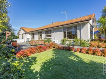XL Concrete Tilt-Slab Home, Privacy, Sun, Lawns