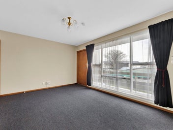 * UNDER OFFER * Excuse me, 3 bedrooms and a large