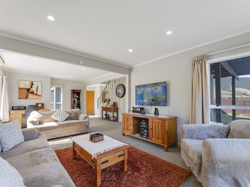 Beautifully Refurbished Home in Stoke