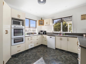 Lovely Weatherboard Home in a Top Location