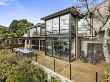 Hidden bush retreat, panoramic city & water views