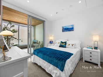 Modern Grafton living with Carpark