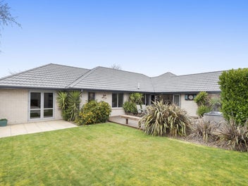 Five bedrooms, quiet culdesac, spacious living