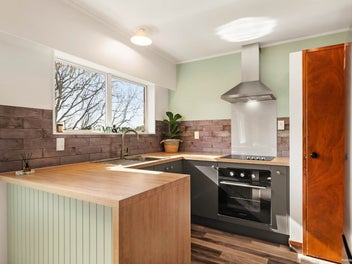 Tidy Brick Unit in Prime Location