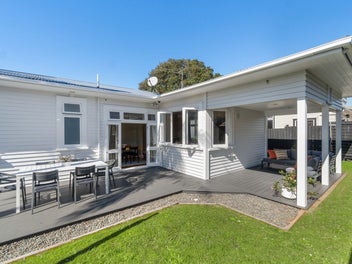 Bungalow Charm, Garden Bliss