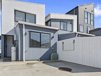 Freehold, Freestanding with Rare Double Parking
