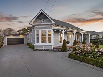 Classic villa living, quarter acre setting