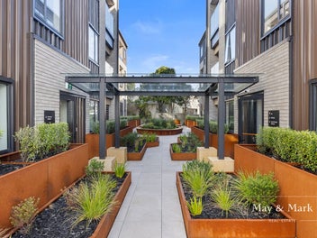 Modern 1-Bed with Backyard in Meadowbank