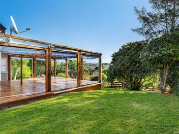 Large Family Haven In The Heart Of Waiuku