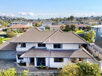 Walk to Eastern Beach | In Macleans College Zone