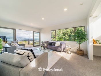 STUNNING VIEWS, STUNNING HOUSE