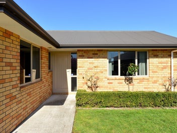 Cozy Comfort, Convenient Living on Aquila