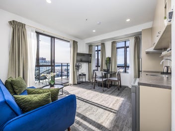 Sunlit City Pad with views of the Sea