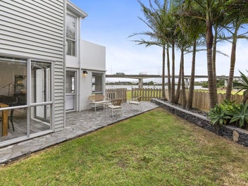Effortless riverside living - Breathtaking views