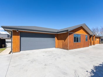 MODERN COASTAL LIVING WITH MASSIVE GARAGING