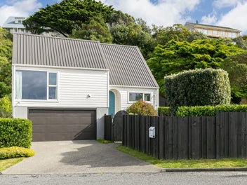 OVERSEAS OWNER SAYS SELL