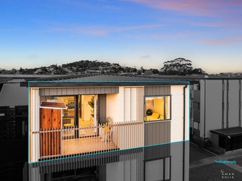 Top-Floor Living with Reserve Views -Mt Albert Gem