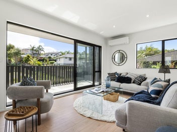 Luxury Meets Location - Walk to Rangitoto College!