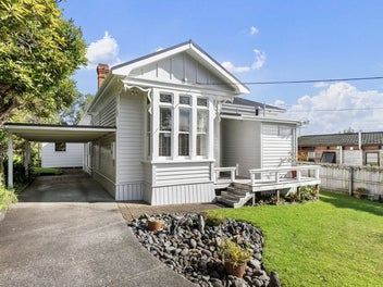 Villa for removal - UNDER CONTRACT