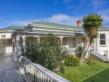 Grand Corner Bay Villa with Endless Potential!#Alb