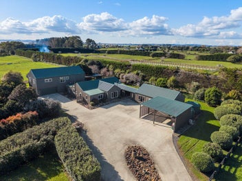GRAND-SCALE LIVING FOR A MODERN FAMILY