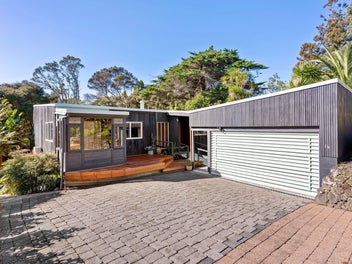 An Architectural Sanctuary on a Grand 1528m Estate