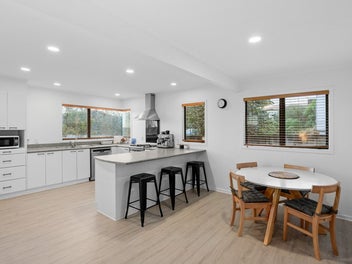 Sunny, Private, Spacious & Super Convenient