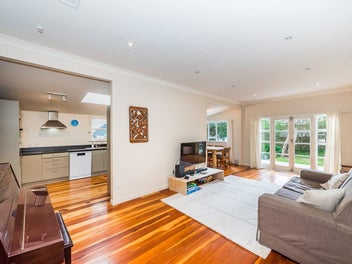 Cosy Cottage Meets Commuter Convenience!