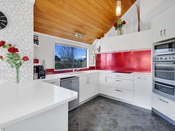 Family Home - Striking Shapes and Ocean Outlook
