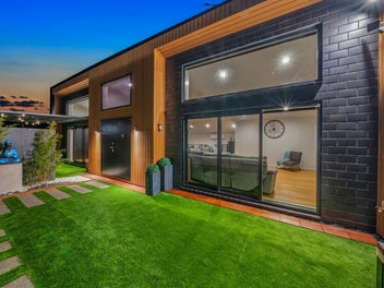 Vendors Meeting the Market :Architectural Elegance