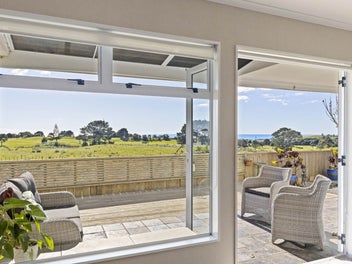 Sun-filled Fitzroy Living - Stunning Views!
