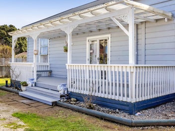 Character villa & excellent rental returns!