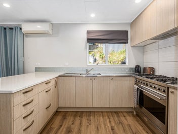 "Vendors on move- "Urgent sale"