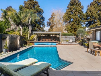 Macleans Zoned Entertainer - Walk to the beach!