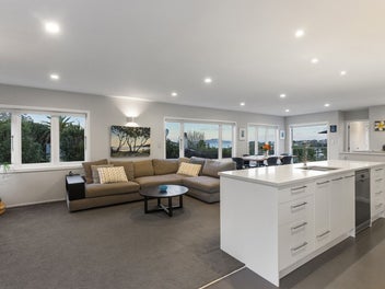 FAMILY OASIS WITH POOL, VIEWS & RANGI ZONE!