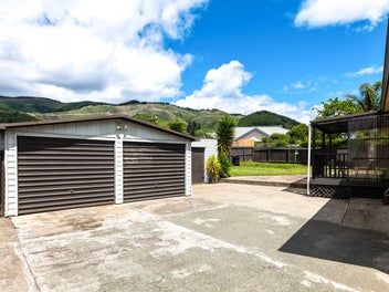 Three Bedrooms, Plus Huge Garaging on Hunter Ave!